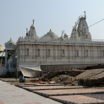 Temple en construction, tout en marbre.