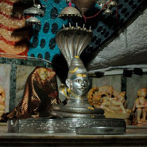 Dans un temple dédié au dieu Naga.