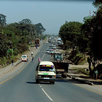 Sur la route vers Arusha, on conduit à gauche.