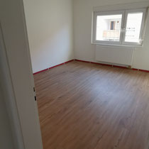 Wohnungskomplettrenovierung mit neuem Vinylboden und neuer Tapete und neu lackierten Türen.