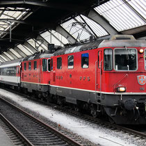 Re 4/4 II 11112 und 11313 in Zürich HB, 27.11.2016