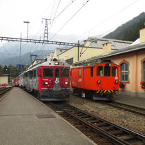 Der ABe 4/4 56 bei der Einfahrt in den Bahnhof Poschiavo. Rechts steht der De 2/2 151, ein Triebwagen mit Jahrgang 1909. Somit ist er aus der Gründerzeit der Berninabahn.
