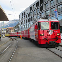 Bald wird der Edelweiss-Express, der von der Edelweiss-Air Werbelok gezogen wird, auf das Gleis zwei in Chur einfahren um von dort wieder nach Arosa zu fahren.