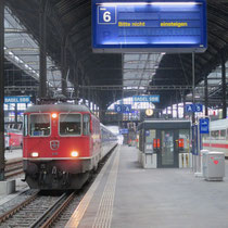 Ersatzzug Zürich-Basel am 17.04.2015 in Basel, dieser Dispopendel wird gleich ins Abstellfeld rangiert.