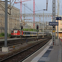 Ausfahrt einer Basler Zusatz S-Bahn aus dem Bahnhof Muttenz