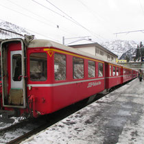 Am Zugschluss des Regionalzuges nach Chur ist der A 1251 mit Jahrgang 1939 angehängt. Arosa, 14.12.2014. 