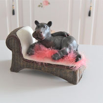 Nilpferd auf weißer Couch