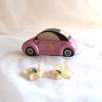 Aufwendig gearbeitete kleine Blechdose in Form eines Autos mit Blumenmotiv rosa-bunt.