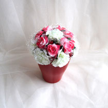Gesteck im roten Keramiktopf mit roten Rosen und weißen Begonien