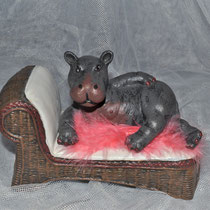 Nilpferd auf weißer Couch