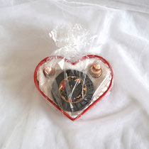 Herzkorb klein, rot aus Draht mit Seifendeko