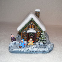 Weihnachtshaus mit kleinen Schneebabys