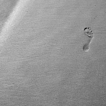Fußabdruck im Sand am Meer