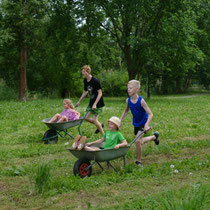 Spielerischer Wettstreit auf den Spreewiesen (Foto: Beatrix Pohle)