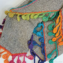 Dreieckstuch aus "Novena" von Lang  und mit Noro "Silk Garden Lite" umhäkelt