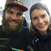 Auf gehts! Frisch geduscht im Flugzeug.