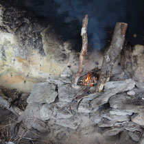 Und beim kleinen Feuer bliebs, selbst dicke Äste trocknen klappte nicht so recht