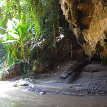 Ein ausgedientes Bambusfloß am Höhleneingang