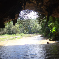 Blick über den Höhlenfluss nach draußen