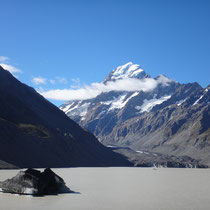 Am Hooker Gletscher angekommen... Ein Eisblock schwimmt im Gletschersee und hinten die Eiswand