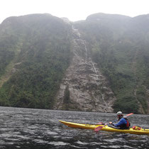 Unser Guide und ein entstehender Wasserfall im Hintergrund