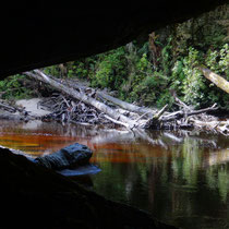 Rotbraunes Wasser im Dschungel