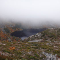 Nochmal der Crater Lake von oben... die Kraterwände selbst liegen im Nebel