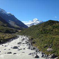 Mount Cook und ein Fluss mit Gletscherwasser