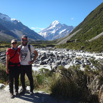 Wir und hinter uns der berühmte Mount Cook