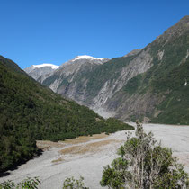 Hinter dem nächsten grünen Berg muss er sein der Gletscher