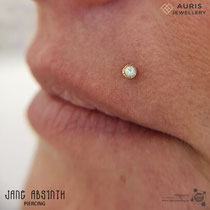 Madonna oder Monroe Piercing mit dem 14K Gelbgold Aufsatz mit Opalstein von Auris Jewellery