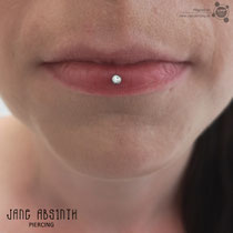 Ashley Piercing mit dem Titanschmuck mit Swarovski Crystal