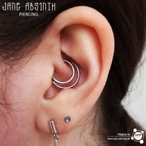 Daith Piercing mit dem 14K Weißgold Clicker von Auris Jewellery