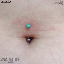 Bauchnabelpiercing mit dem Titanstecker von Neometal mit dem Lime Green Opalstein