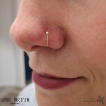 Nasenflügelpiercing mit dem 14K Gelbgold Kettchen von PupilHall