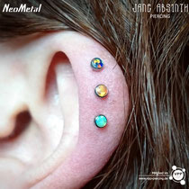 Triple Helix Piercing mit dem Titanschmuck ohne Gewinde von der Firma "NeoMetal". Stärke: 1,2mm.