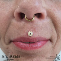 Philtrum oder Medusa Piercing mit dem 14K Gelbgold Schmuck von Kiwi Jewellery aus Mexiko