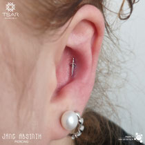 Conch Piercing mit dem 14K Weißgold Dolch von Tsar Jewellery