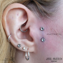 Sidebrun Piercing mit dem Titanschmuck mit Swarovsky Crystals von Anatometal