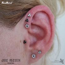 Triple Forward Helix, Tragus und Ohrläppchenpiercings mit dem Titanschmuck von Neometal