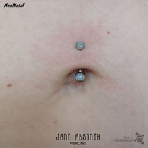 Bauchnabelpiercing mit dem Neometal Stecker mit Mondsteinen