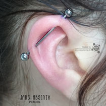 Frisches Industrial Piercing mit dem Titanstab mit Innengewinde.