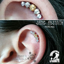 Helix Piercing mit dem Cluster-Aufsatz von Swarovski von der Firma "Industrial Strength". Stärke: 1,0mm.