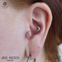 Tragus Piercing mit dem 14K WeißgoldSchlange-Aufsatz von Tsar Jewellery