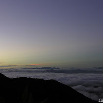 富士山を中央に八が岳(左)と南アルプス(右)　4:47am.