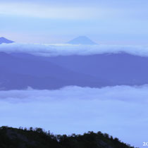 遠くはるかに富士山、4:44am.