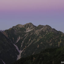 朝の光が上空ににじむ 針の木岳　4:54am.