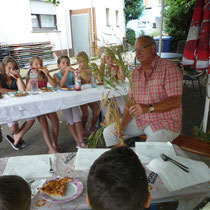 Ernst Ludwig Veit aus Burgsolms instruiert die jungen Bäcker.