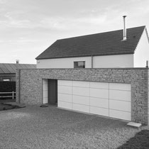 Habitation unifamiliale - Matériaux : Crépi, pierre de grés et bardage panneaux blancs
