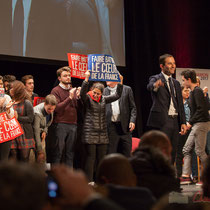 4 En présence des Jeunes Socialites, Benoît Hamon salue le public et savoure ce moment unique. Théâtre Fémina, Bordeaux #benoithamon2017